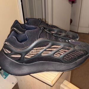 Adidas Men Yeezys 700 V3